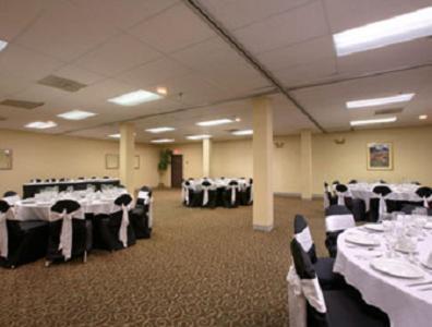 Plaza Hotel And Suites ไพน์บลัฟฟ์ ร้านอาหาร รูปภาพ